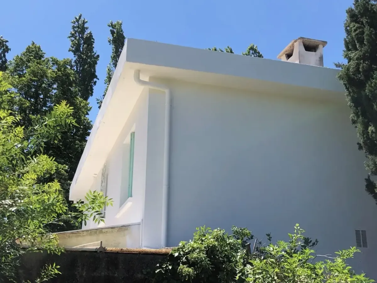 Façade de maison rénovée après travaux de ravalement dans le Vaucluse