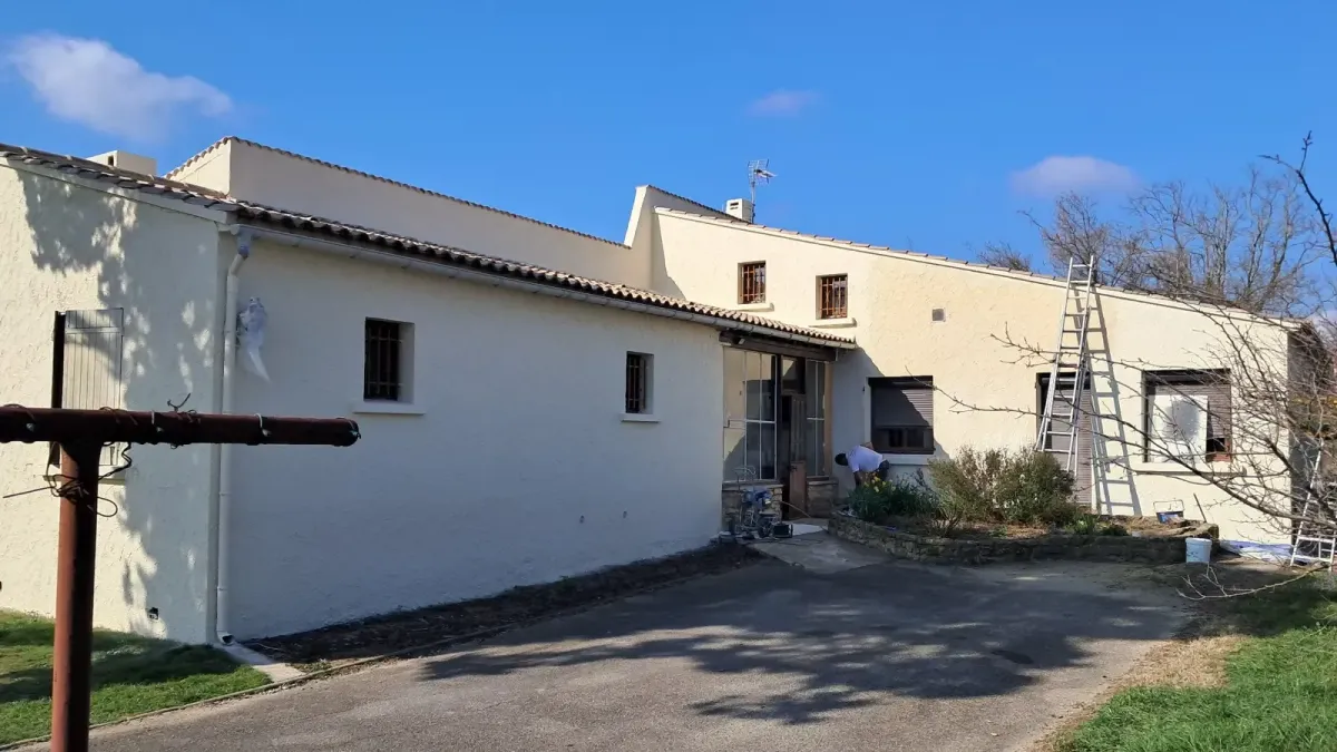 Maison rénovée après travaux de ravalement de façade et peinture extérieure dans le Vaucluse