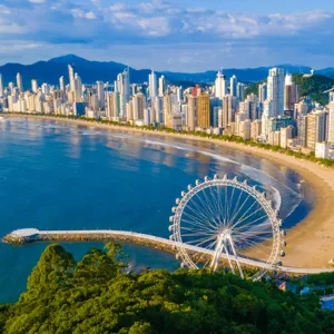 Cenário realista de viagem em Noronha