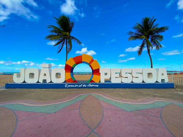 Cenário realista de viagem em Noronha