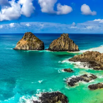 Cenário realista de viagem em Noronha