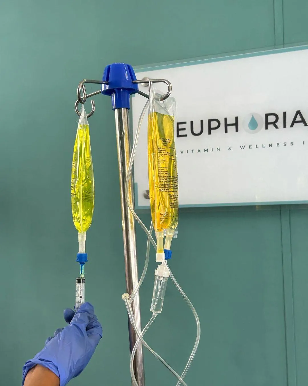 poached egg with vegetables and tomatoes on blue plate