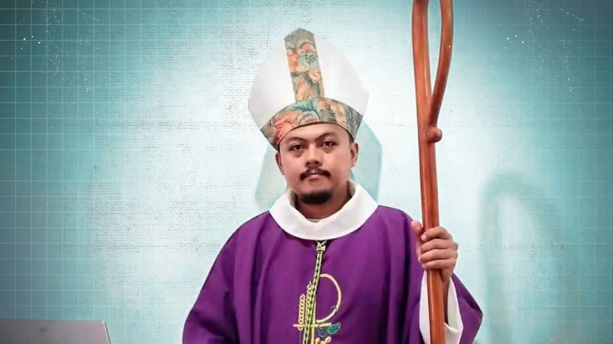 Larawan ni Bishop Joseph Lagumbay na nakaturo habang nagbibigay ng pahayag tungkol sa isyu ng ilegal na droga at kabuhayan, may asul na background sa likuran.
