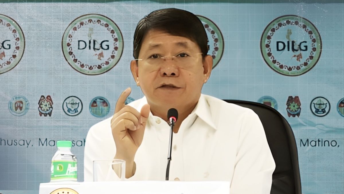 Larawan ni National Security Adviser Eduardo Año habang nagsasalita sa isang press conference, kalakip ang pahayag niyang magsasampa siya ng kaso laban sa mga nag-aakusa sa kanya ng pagtanggap umano ng pera sa “paper bag.”