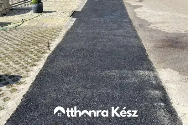 Hosszanti aszfalt kocsibeálló csatlakozása térköves udvarbejárathoz és úttesthez.
