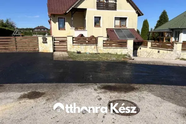Kocsibeálló és udvar aszfaltozása egy családi háznál Budapesten