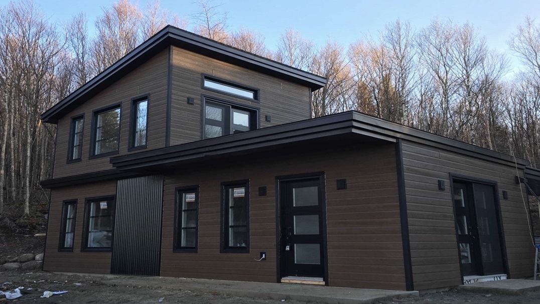 Engineered wood siding providing natural appearance with improved moisture resistance