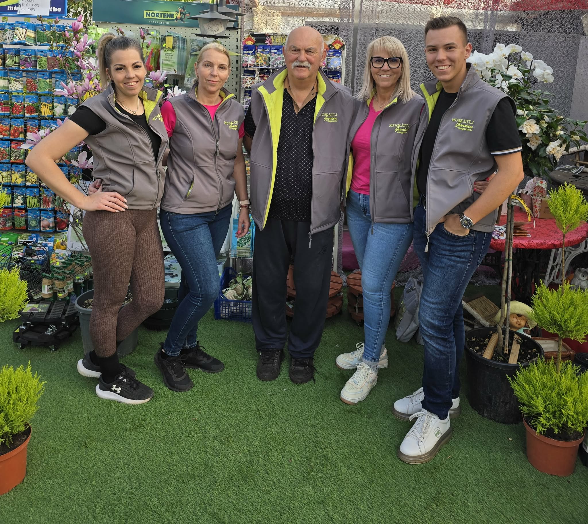 Színes cserepes virágok közelről