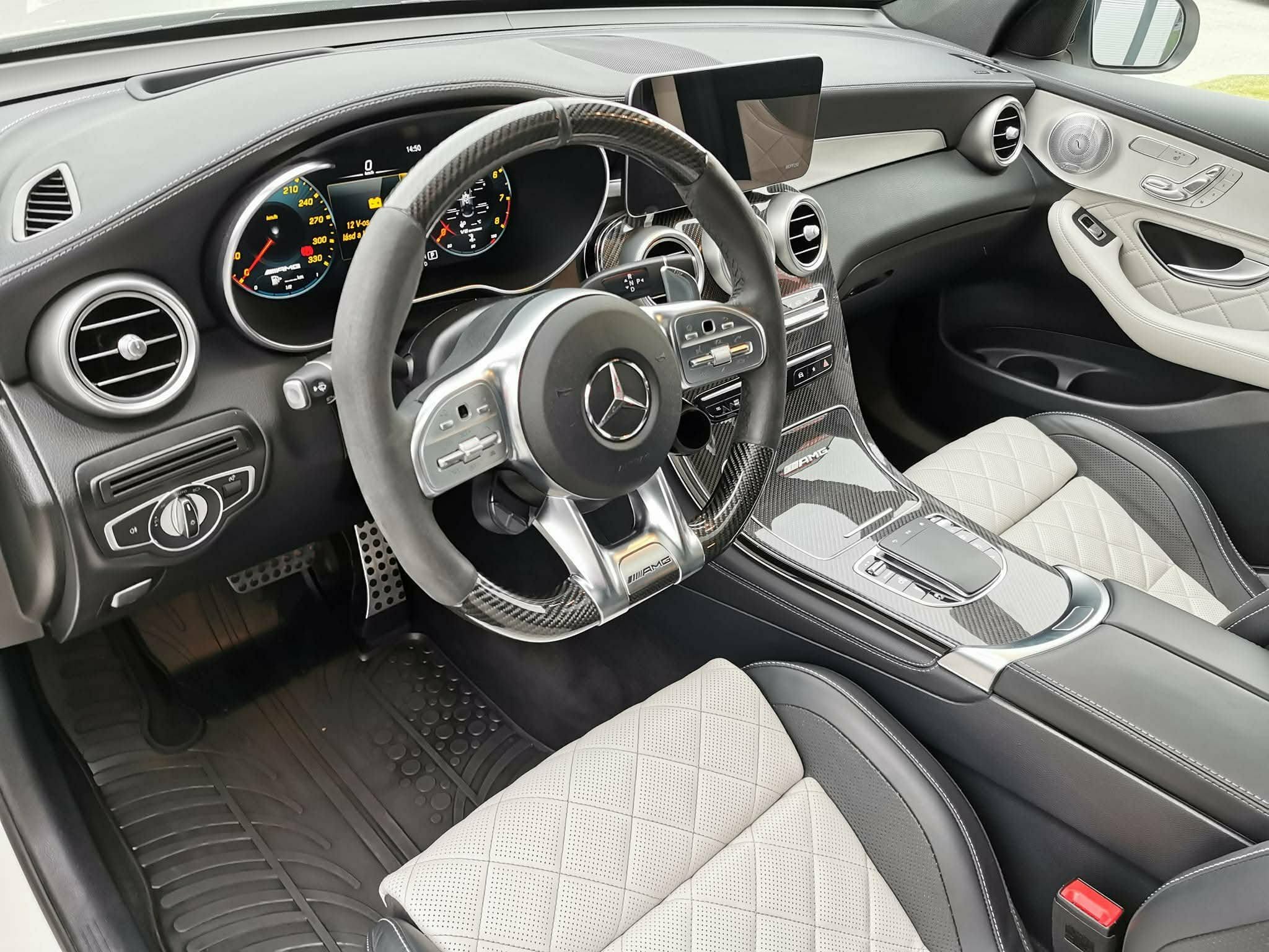 Belső autó tisztítás - tiszta műszerfal és kárpit