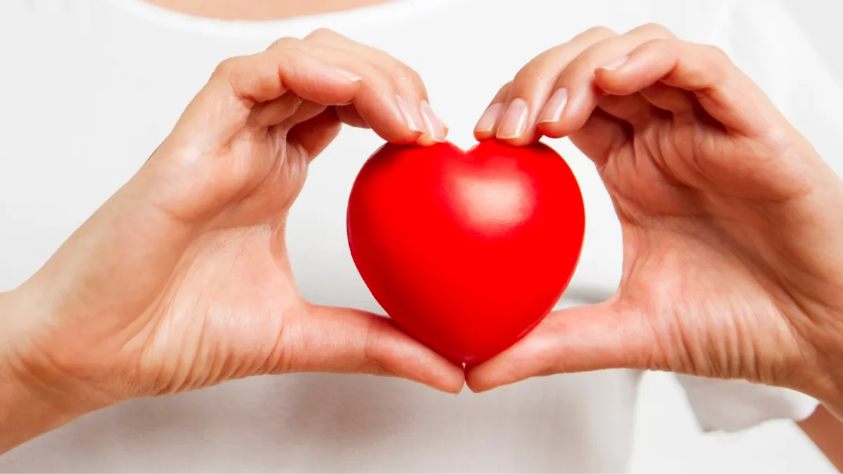 Pessoa tranquila checando a própria pulsação