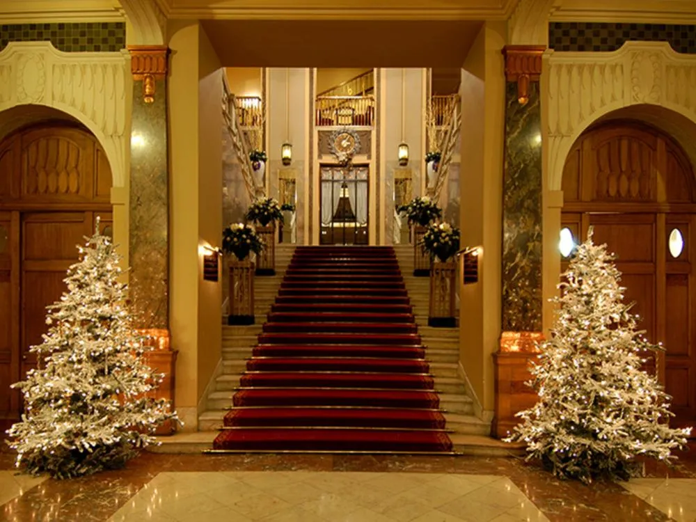 Gorgeous winter holiday decor for hotels combining timeless charm and seasonal beauty for unforgettable guest experiences.