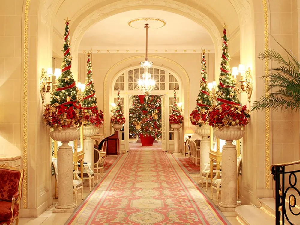 Classy hotel seasonal decorations are designed to elevate guest experiences with warmth, elegance, and festive sophistication.