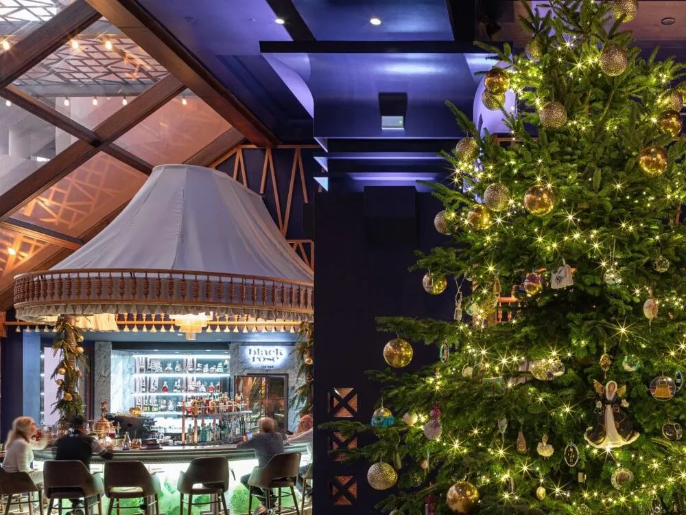 Creative hotel Christmas decor ideas blend modern elegance, festive colors, twinkling lights, and artistic seasonal touches.