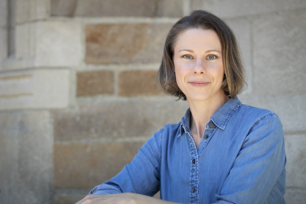 Tori Throckmorton leaning against a pillar and smiling