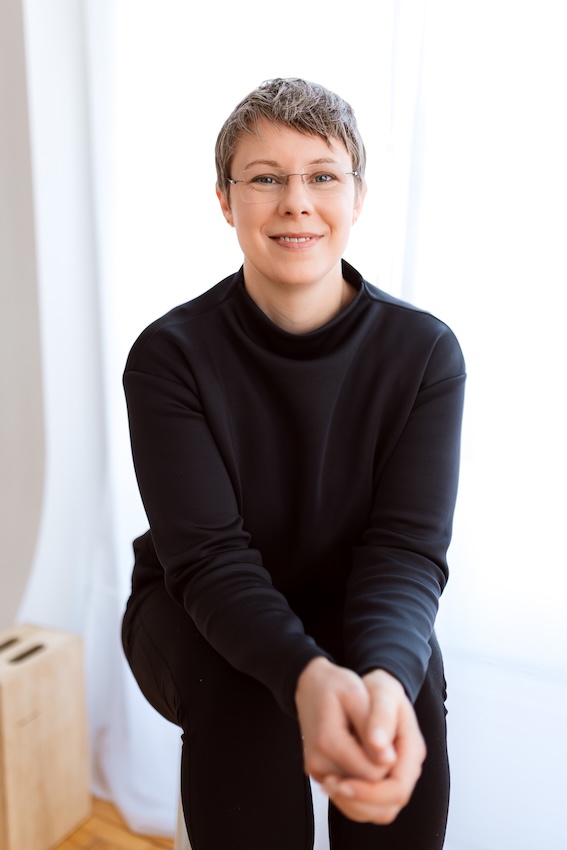 Tori Throckmorton leaning against a pillar and smiling