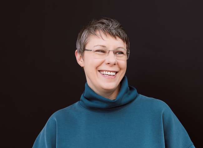 Tori Throckmorton leaning against a pillar and smiling