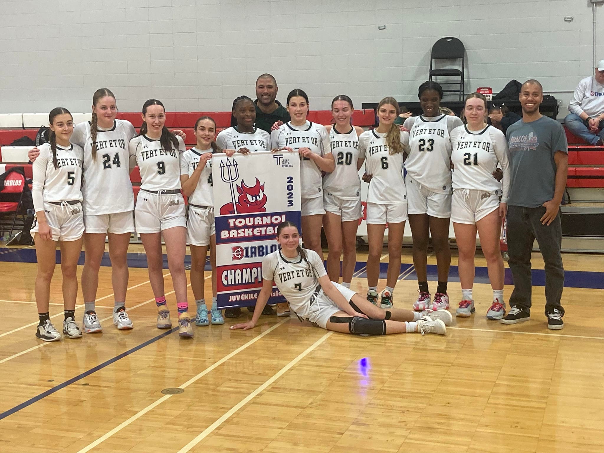 Vert et Or basketball team celebrating a tournament championship