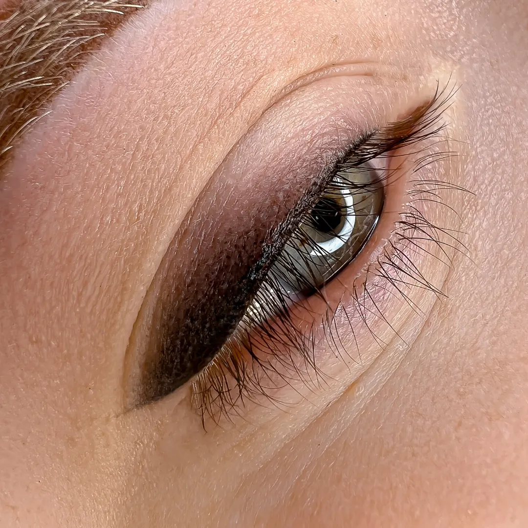 Maquillage permanent sur les yeux un eye-liner à Cherbourg