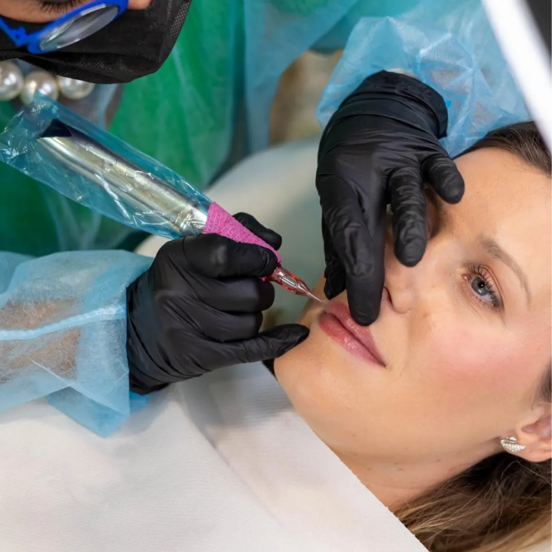 Maquillage permanent de la bouche pour la rendre glamour de façon naturelle