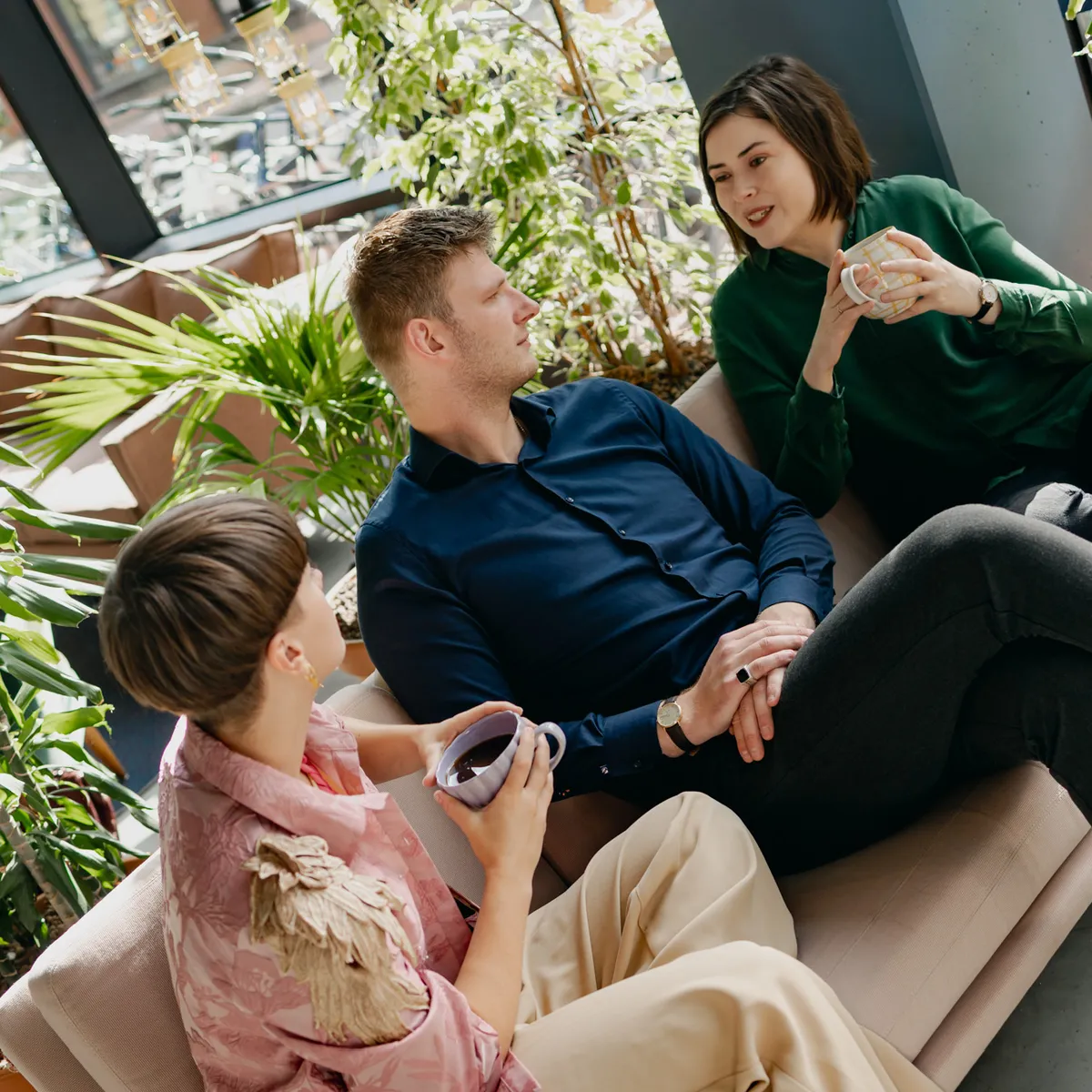 Ondernemers in gesprek tijdens het netwerken met Make My Business