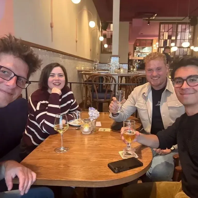 Vier ondernemers komen samen voor een Meet My Business groepsgesprek