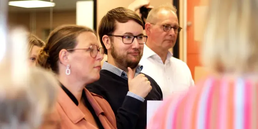Ondernemers luisteren en praten tijdens een kleinschalig Grow My Business mini-event