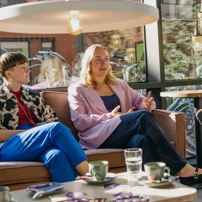 Twee ondernemers voeren een persoonlijk gesprek tijdens Make My Business