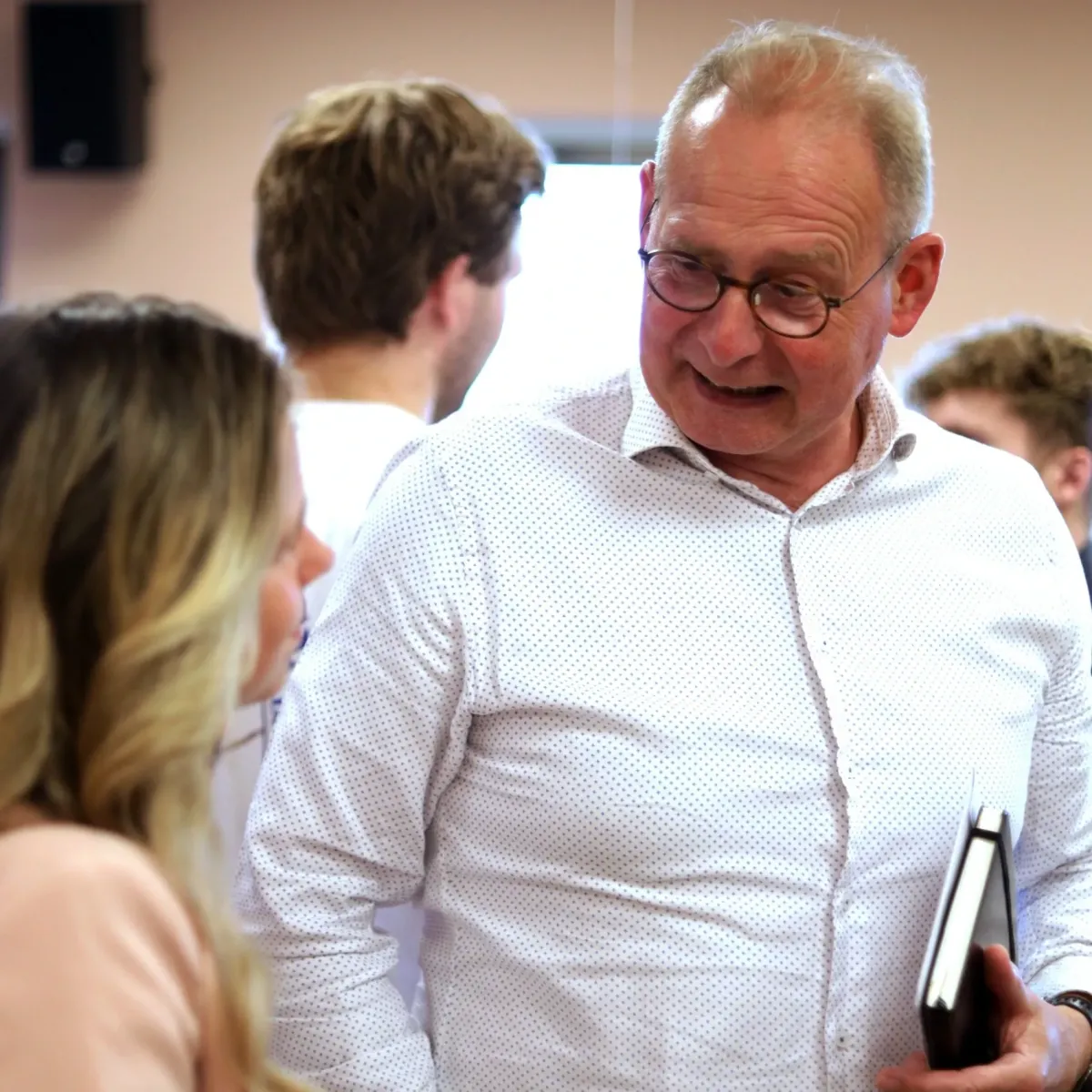 Ervaren ondernemer in gesprek met andere deelnemers tijdens een Make My Business event