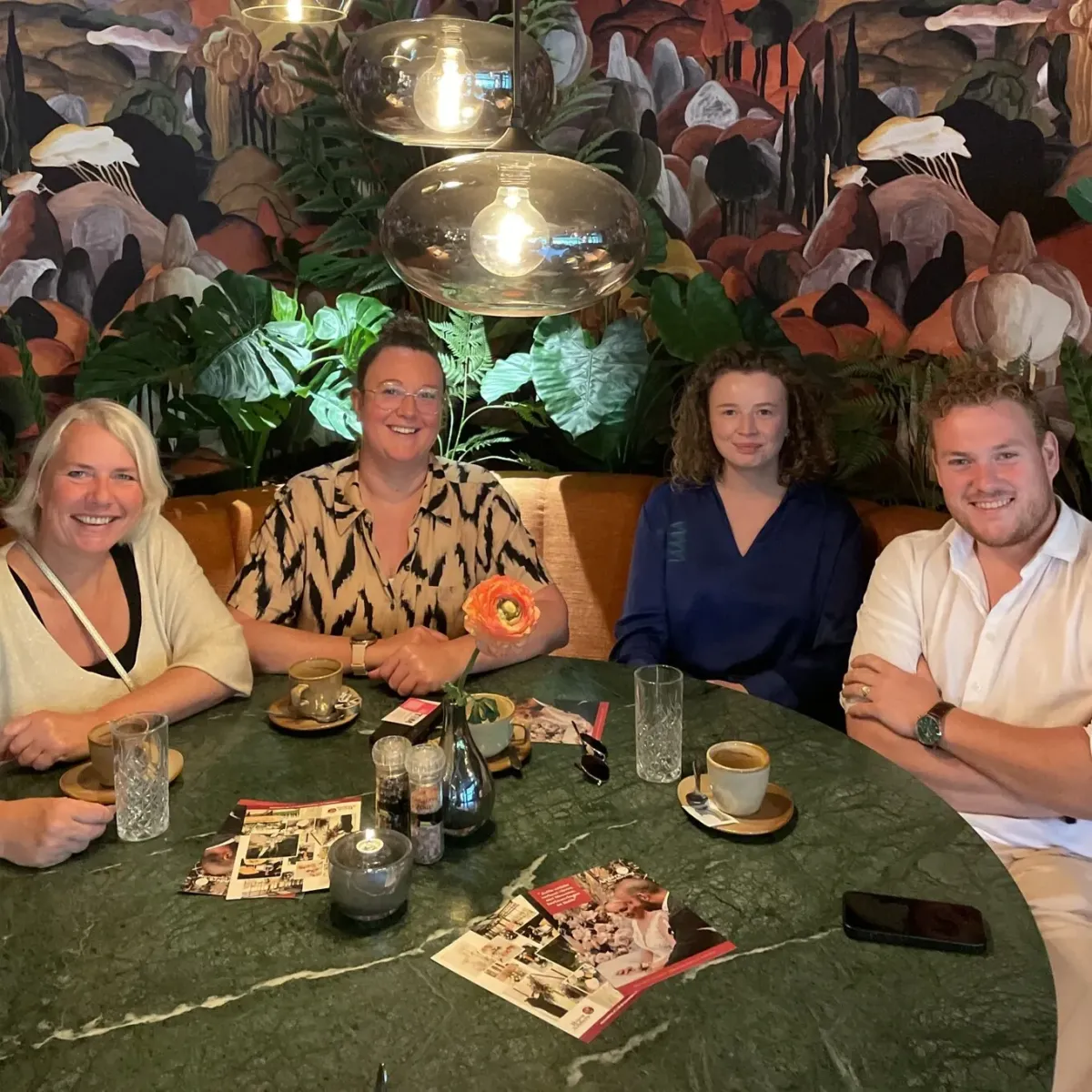 Vier ondernemers samen aan tafel na een Meet My Business gesprek