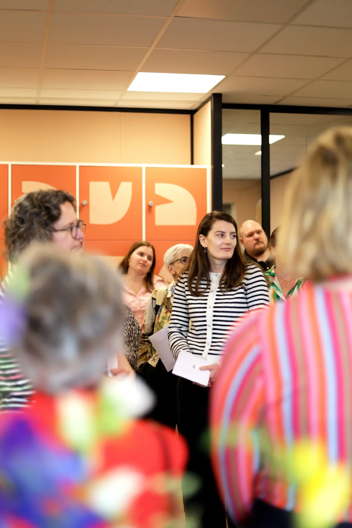 Ondernemers luisteren en praten met elkaar tijdens Connect My Business