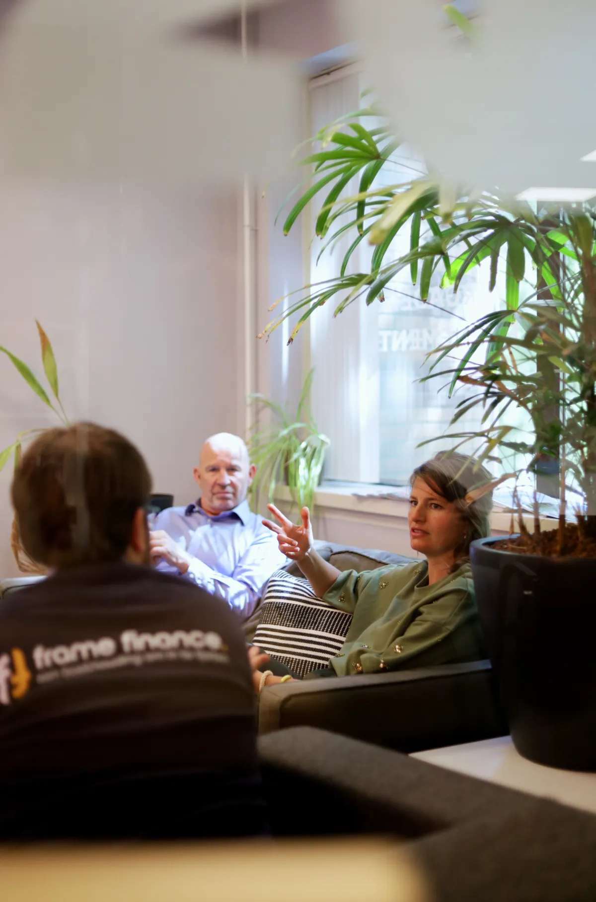 Ondernemers voeren een kleinschalig groepsgesprek tijdens Connect My Business