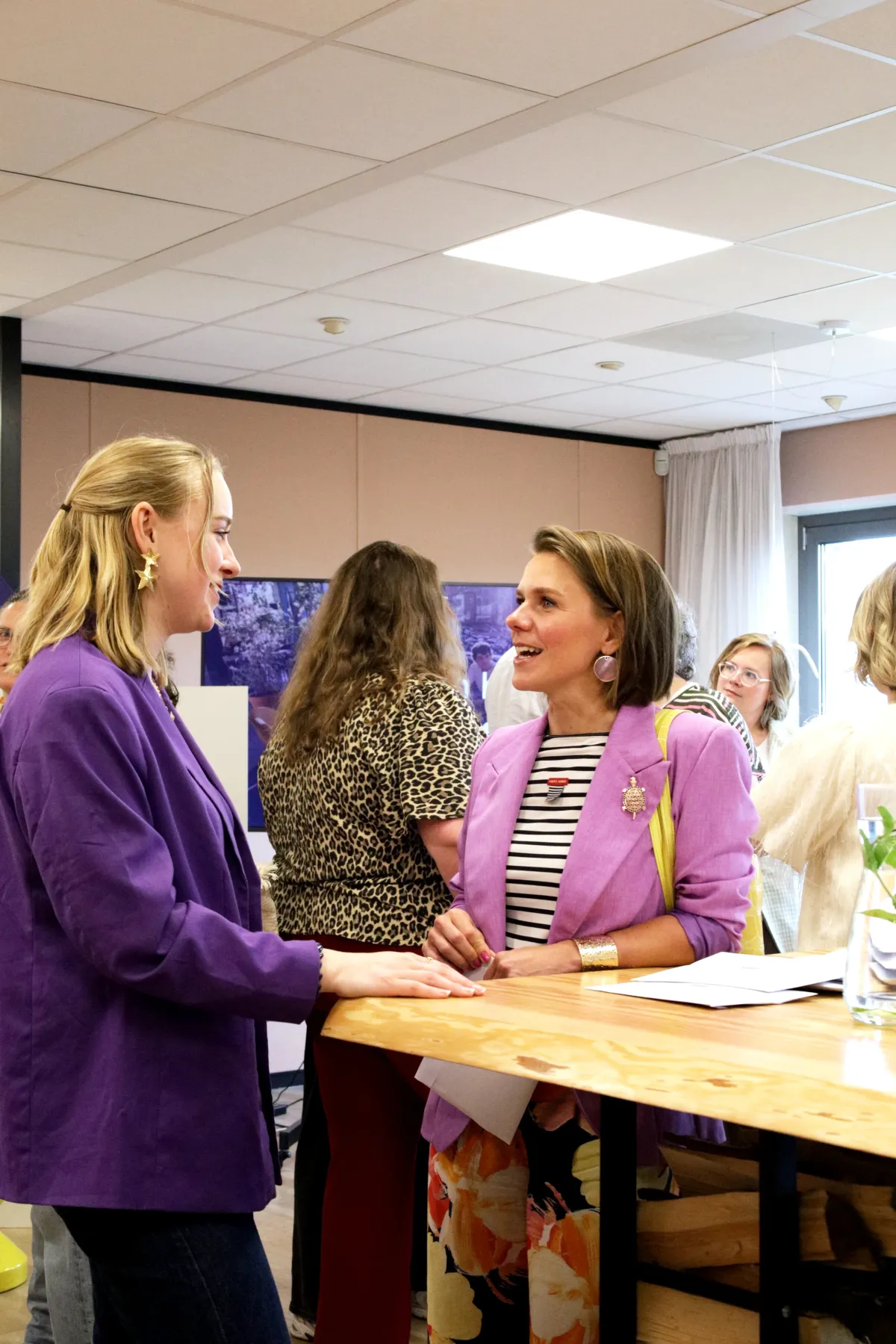 Vrouwelijke ondernemers voeren een persoonlijk gesprek tijdens Connect My Business