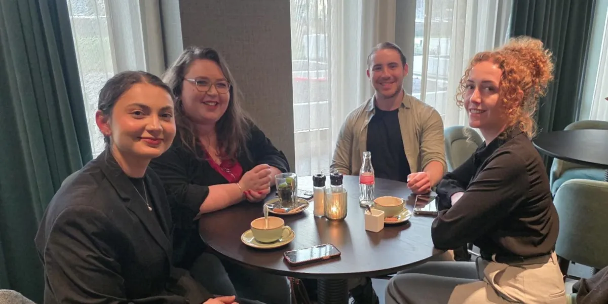 Vier ondernemers gaan met elkaar in gesprek tijdens Meet My Business