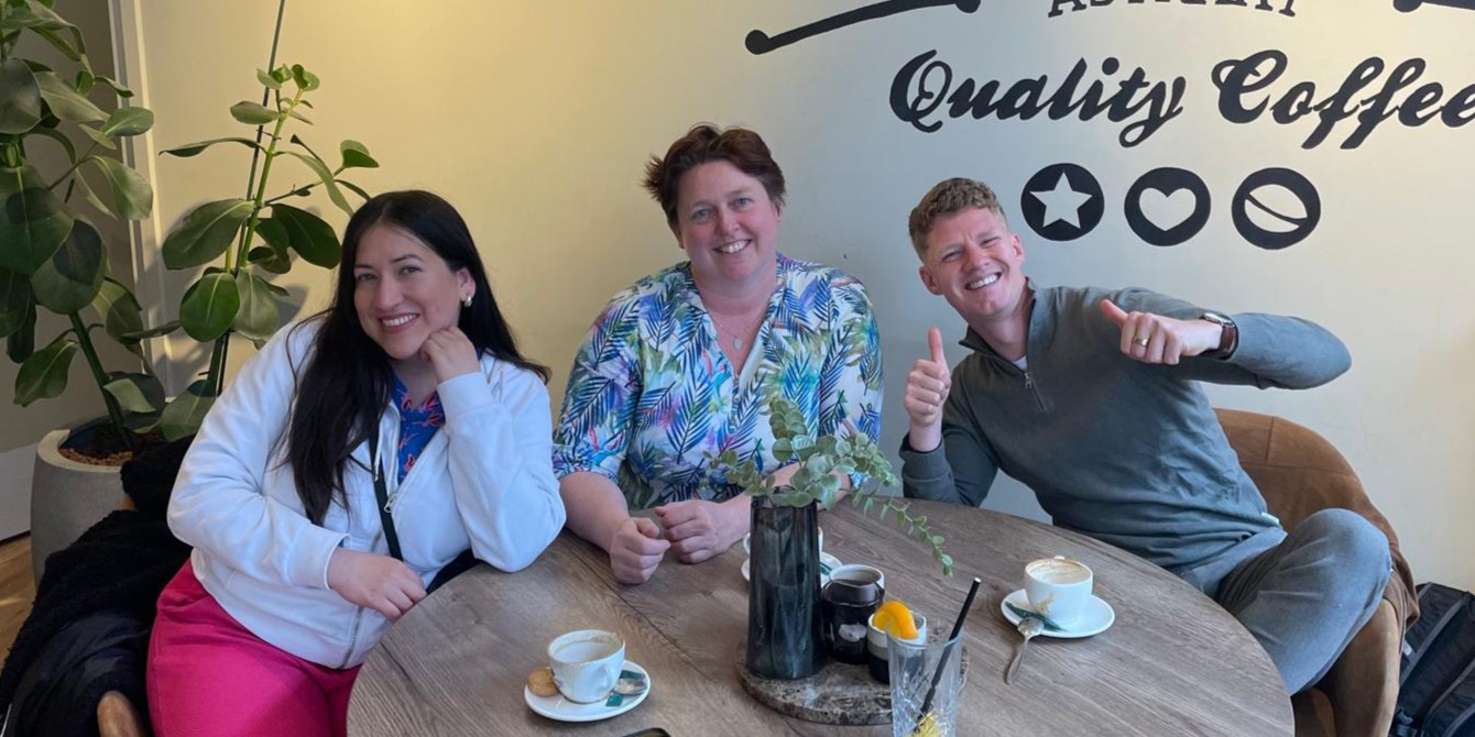 Drie ondernemers ontmoeten elkaar in een informele setting