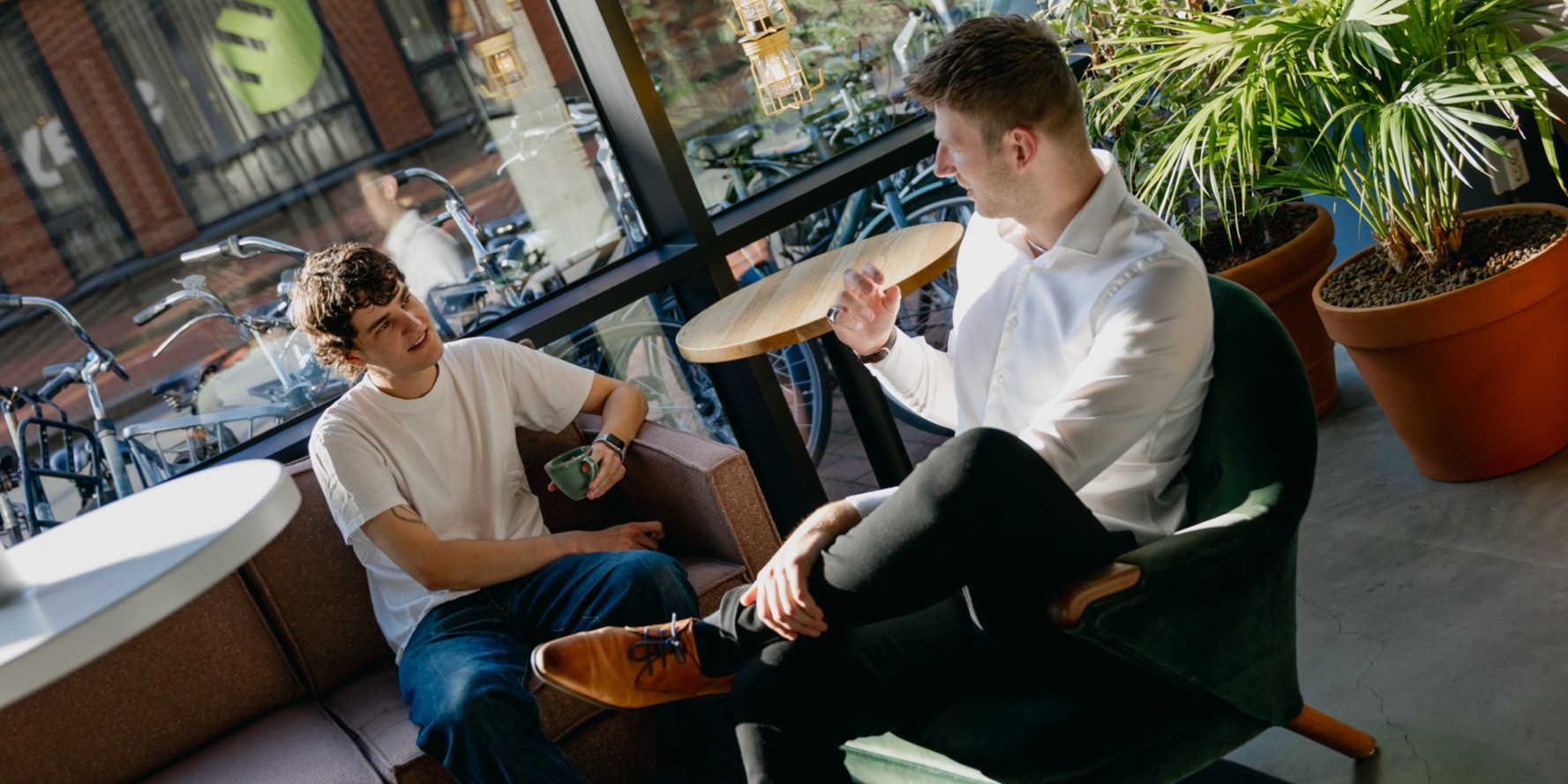 Ondernemers voeren een persoonlijk gesprek over hun ondernemerschap