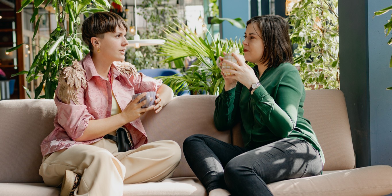 Twee ondernemers luisteren naar elkaar tijdens een persoonlijk gesprek