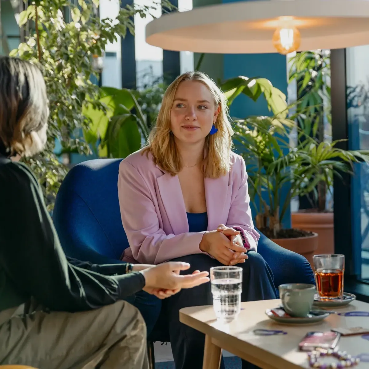 Annerein Walma, oprichter van Make My Business, in gesprek met een ondernemer