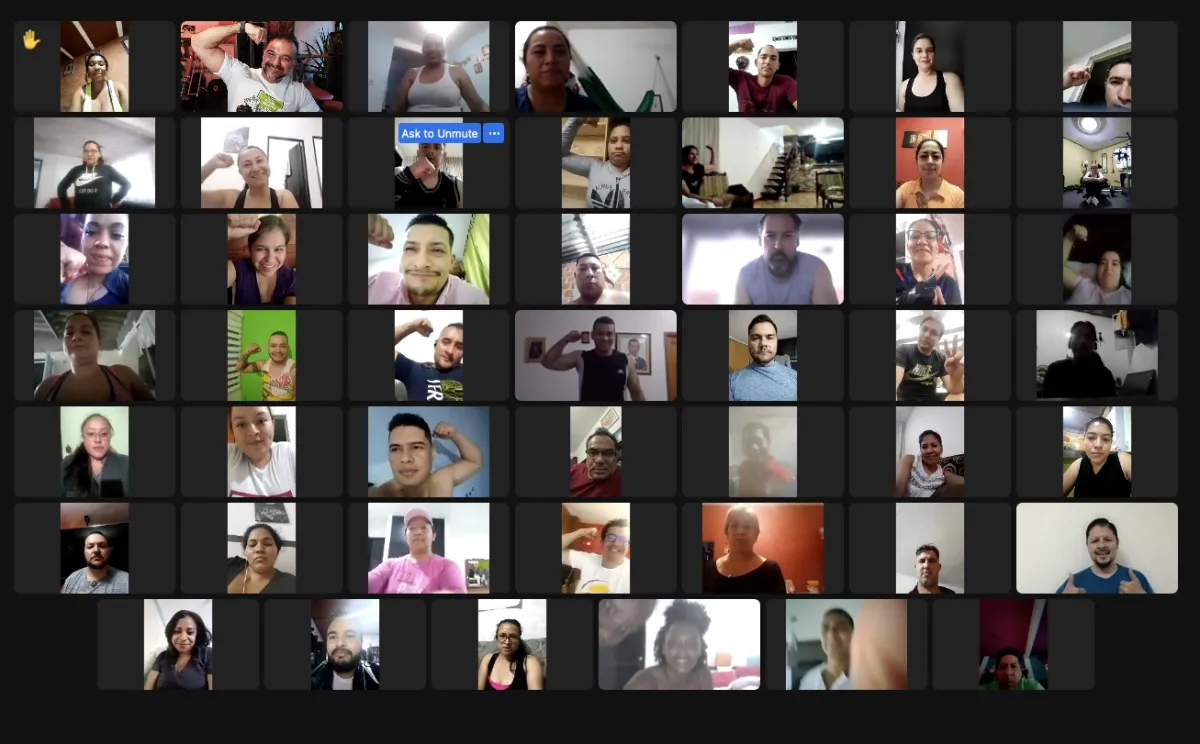 Alumnos entrenando con intensidad