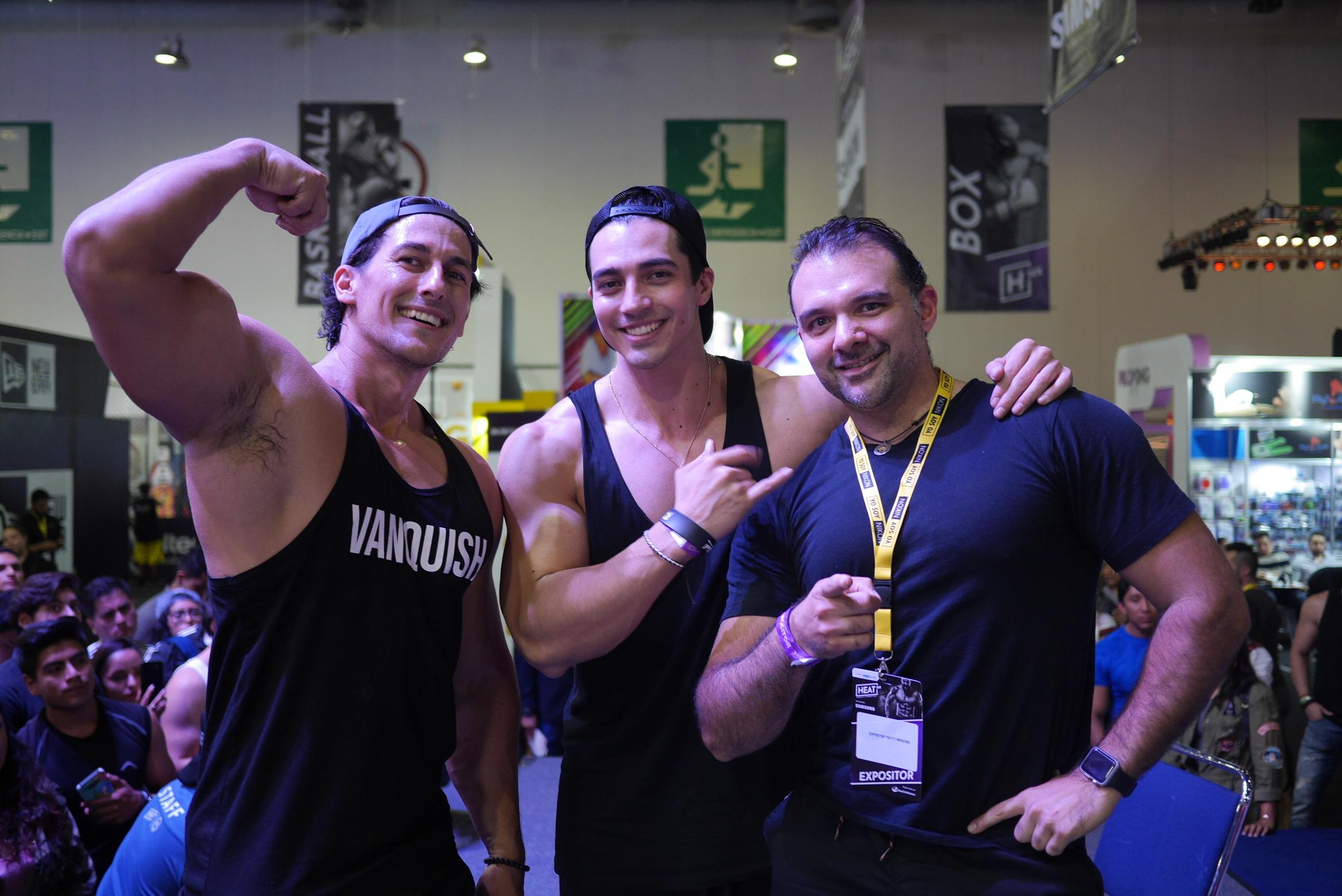 Miembros de la comunidad celebrando