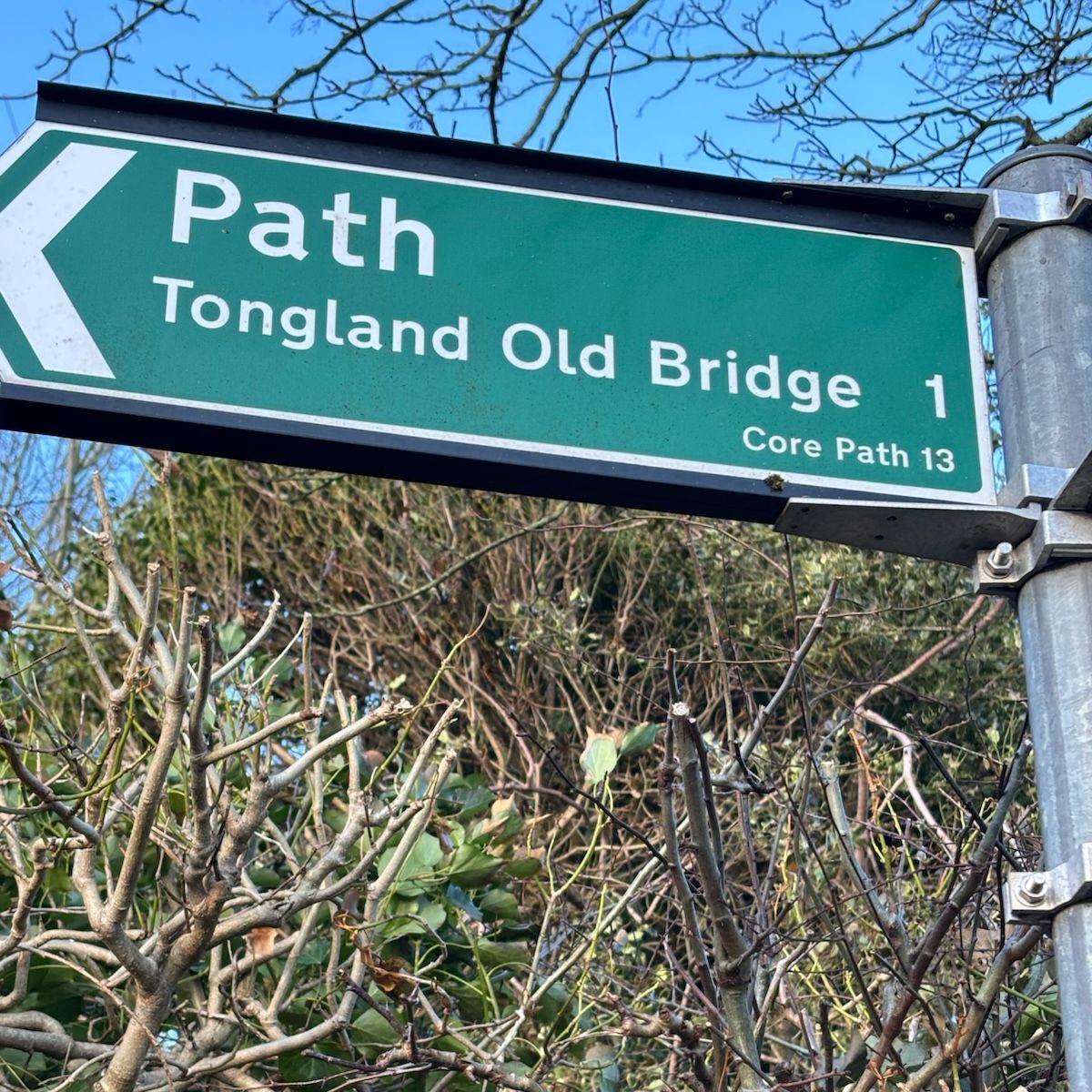 Green path sign pointing towards Tongland Old Bridge on Core Path 13