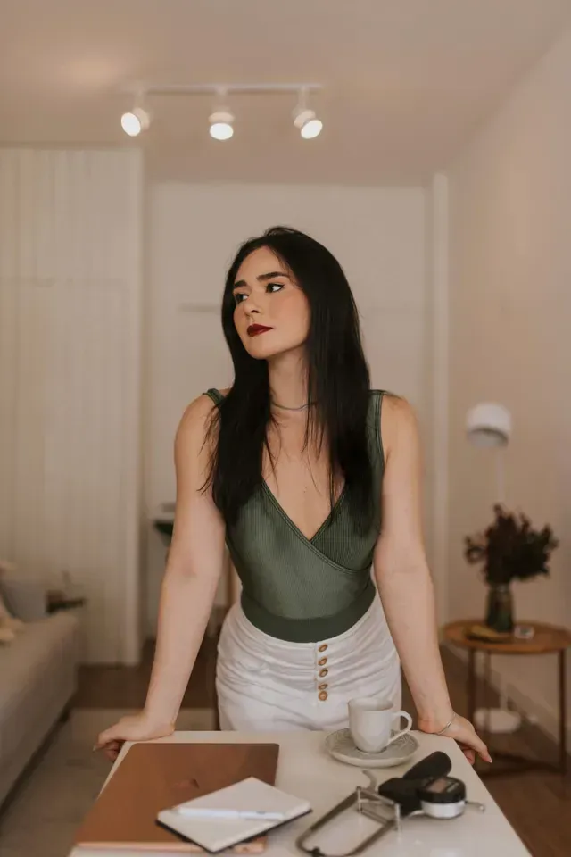 Nutricionista Carolina Ferraro sorrindo em seu consultório no Rio de Janeiro.