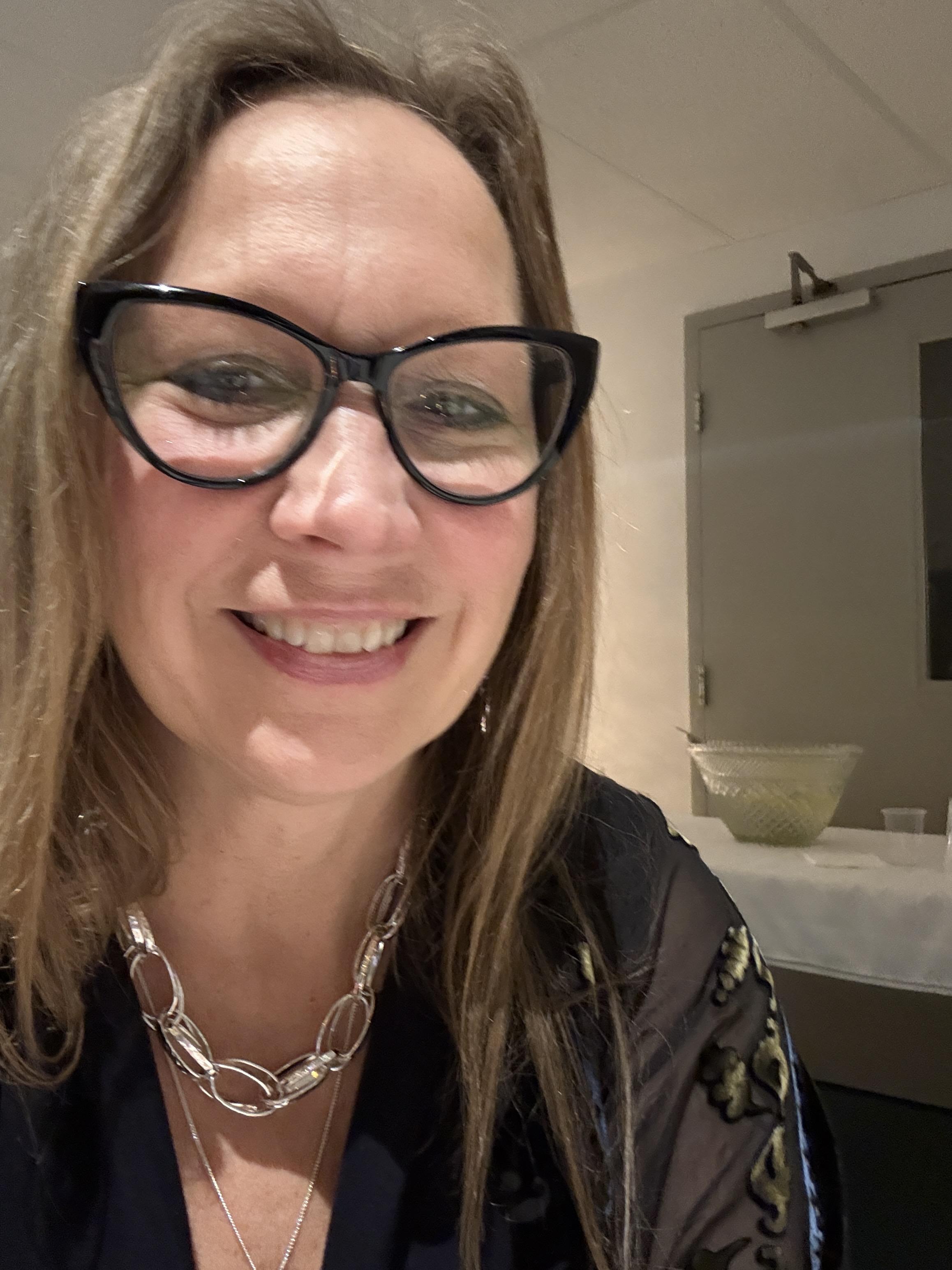 Portrait of a calm person wrapped in nature tones, representing the guide of the membership.