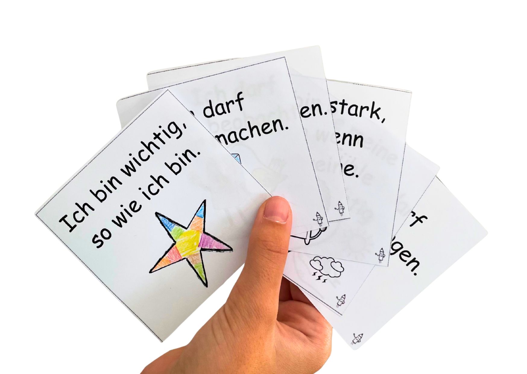 Hand hält Ausmalkarten mit mutmachenden Zitaten