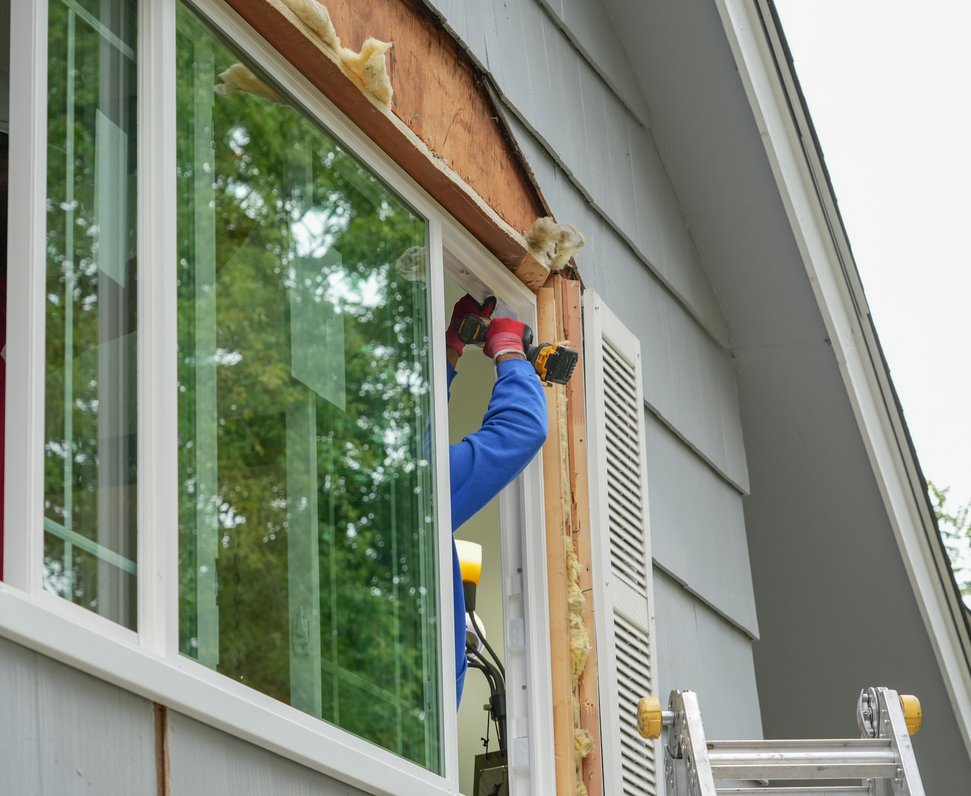 Shingle roof installation by a roofing contractor in Bay Shore, NY 
