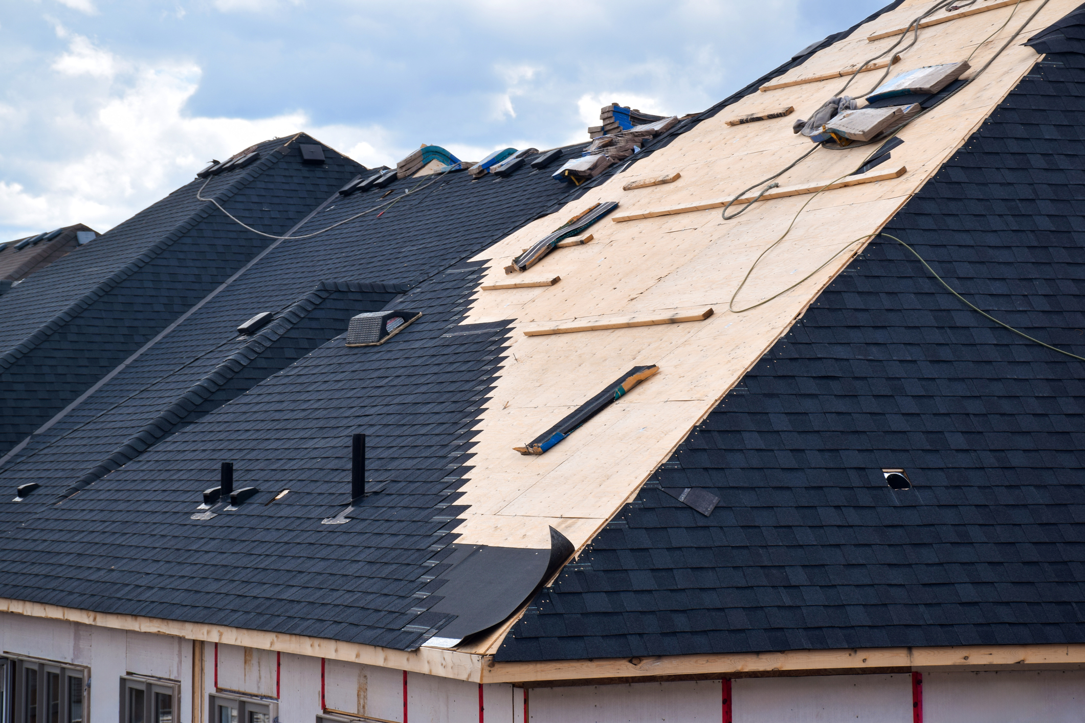 Licensed and insured roofers working in Bay Shore, NY