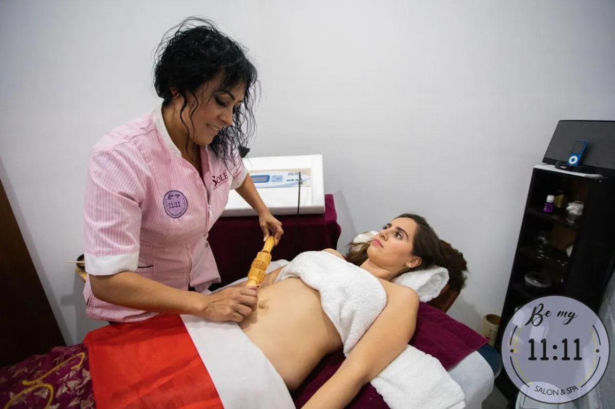 mujer recibiendo masaje linfático en spa