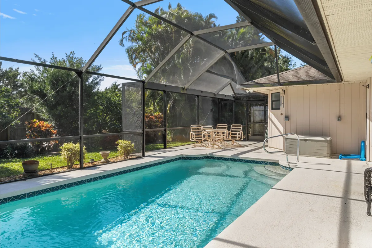 Pool screen enclosure picture in Tallahasee, FL