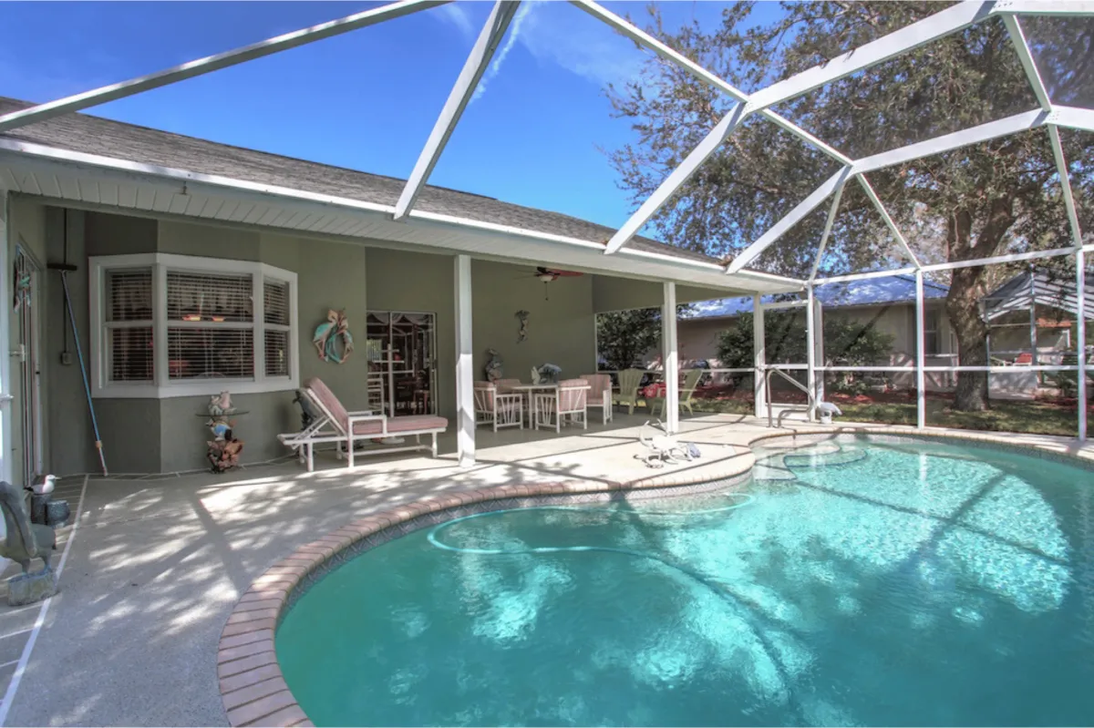 photo of white aluminum screened pool cage in Tallahassee, FL