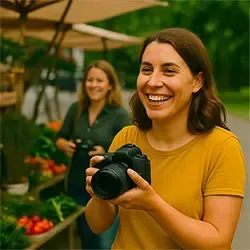 Participante souriante photographiant au marché lors d'un atelier photo à Granville