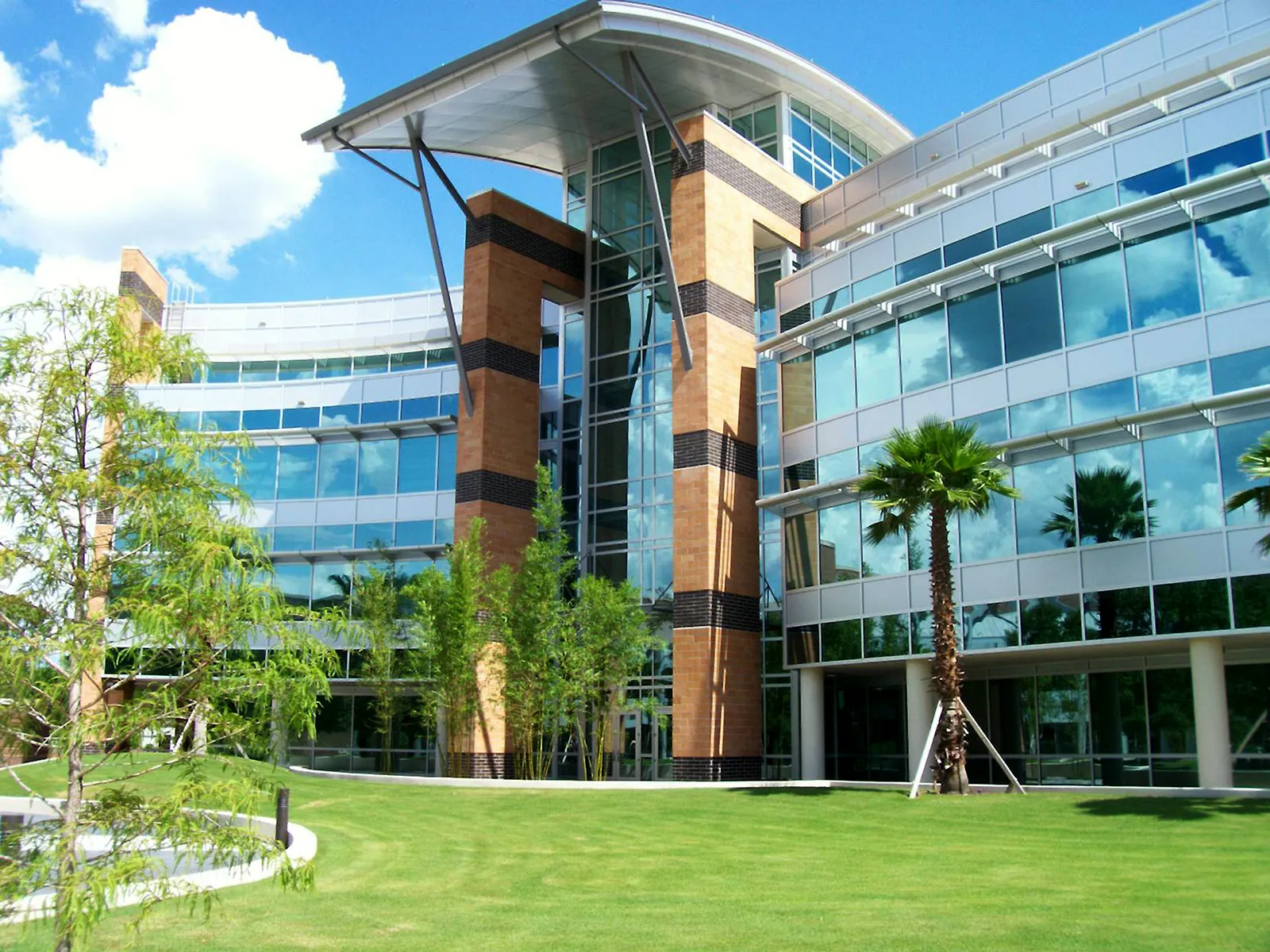 Exploring the University of Central Florida in Orlando, FL | Tiara Luxe Rent-a-Car & Chauffeur Services, Orlando, FL 🎓🚗